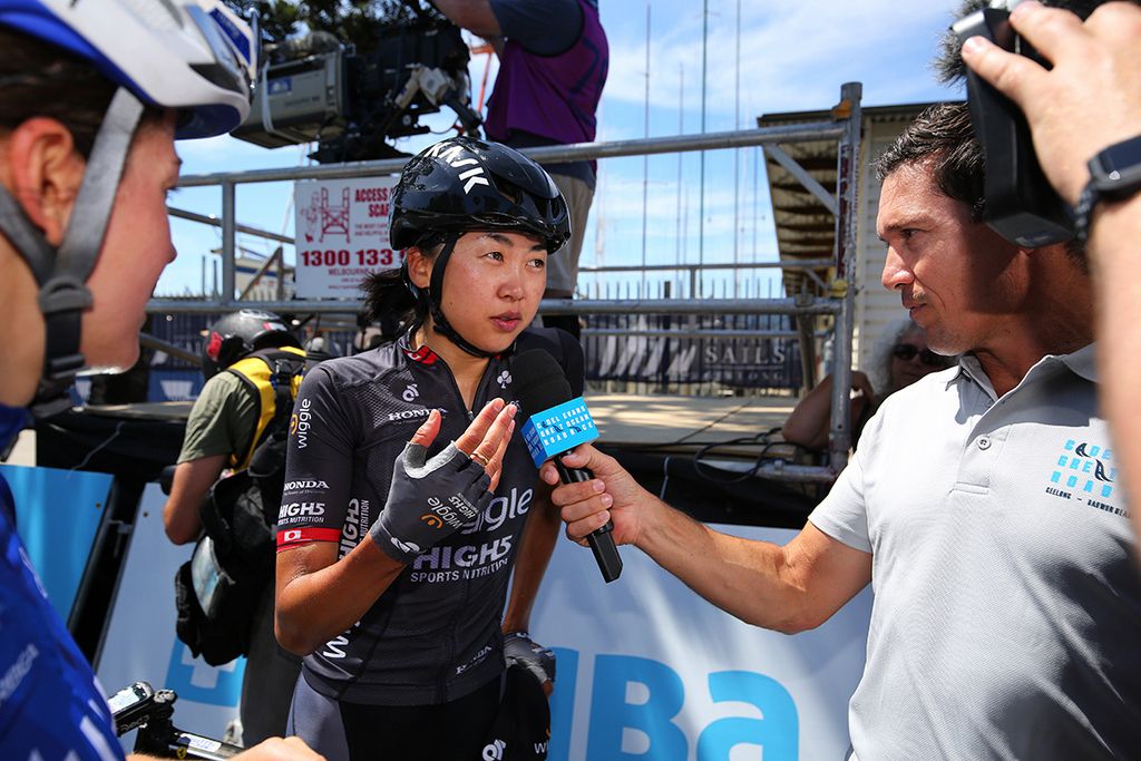 Third place finisher Mayuko Hagiwara (Wiggle High5) with Robbie McEwen