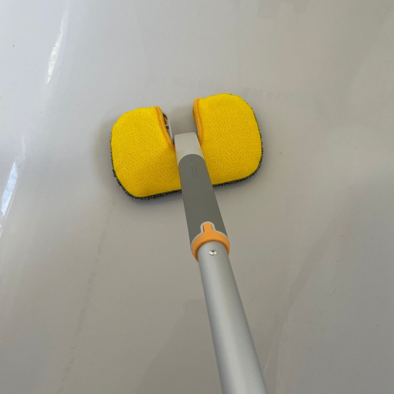 Using the Joseph Joseph cleantech surface cleaner to clean a white bath