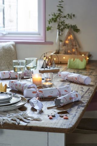 Craft idea of making Christmas crackers for the dining table