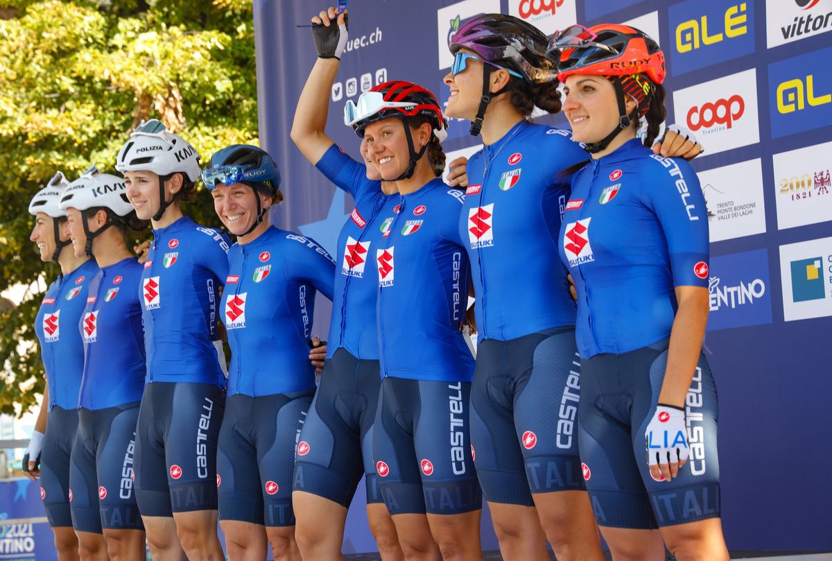 The Italian team sign on in Trento