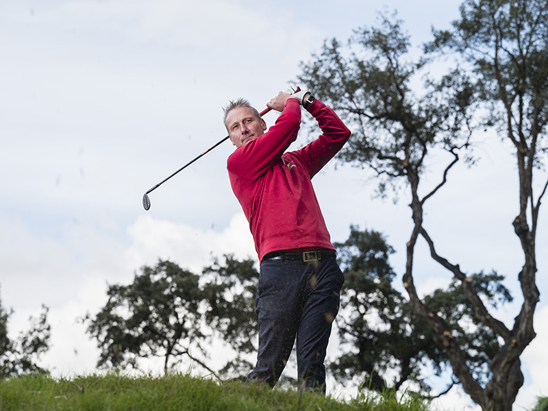 Anders Mankert hitting a tee shot on a par-3