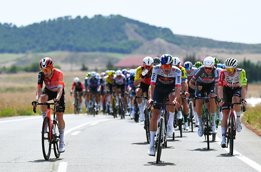 Vuelta a España stage 10 LIVE – Large group including Jay Vine and Michal Kwiatkowski gets away before tough finale