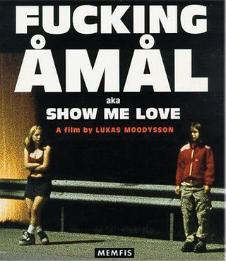 Beste svenske filmer: To jenter lener seg mot et autovern i filmen Fucking Åmål (1998)