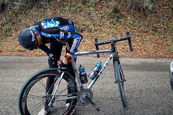 Brajkovic gets a spare wheel from Armstrong's bike.