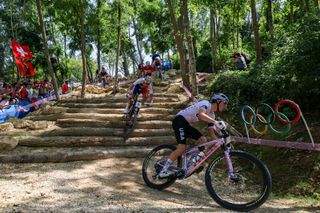 US&#039; Riley Amos (R) and France&#039;s Jordan Sarrou compete in the men&#039;s cross-country mountain biking event during the Paris 2024 Olympic Games in Elancourt Hill venue in Elancourt, on July 29, 2024. (Photo by Emmanuel DUNAND / AFP)