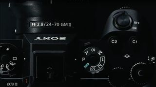 La parte superior de la cámara Sony A9 III sobre un fondo oscuro