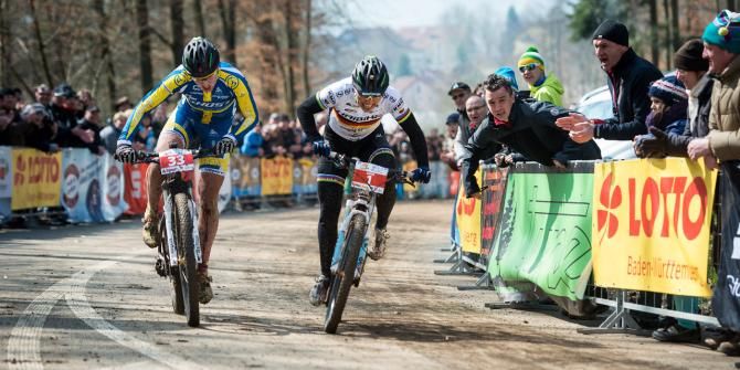 Sabine Spitz and Alexandra Engen sprint for third.