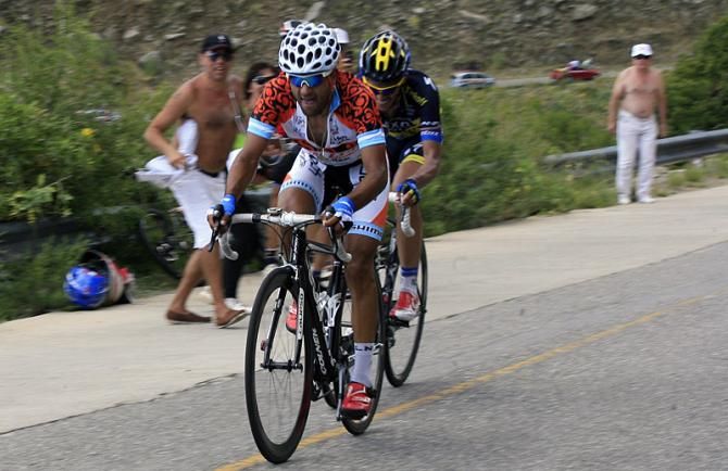 Daniel Diaz (San Luis Somos Todos) puts Alberto Contador (Saxo-Tinkoff) under pressure as they approach the finish line.