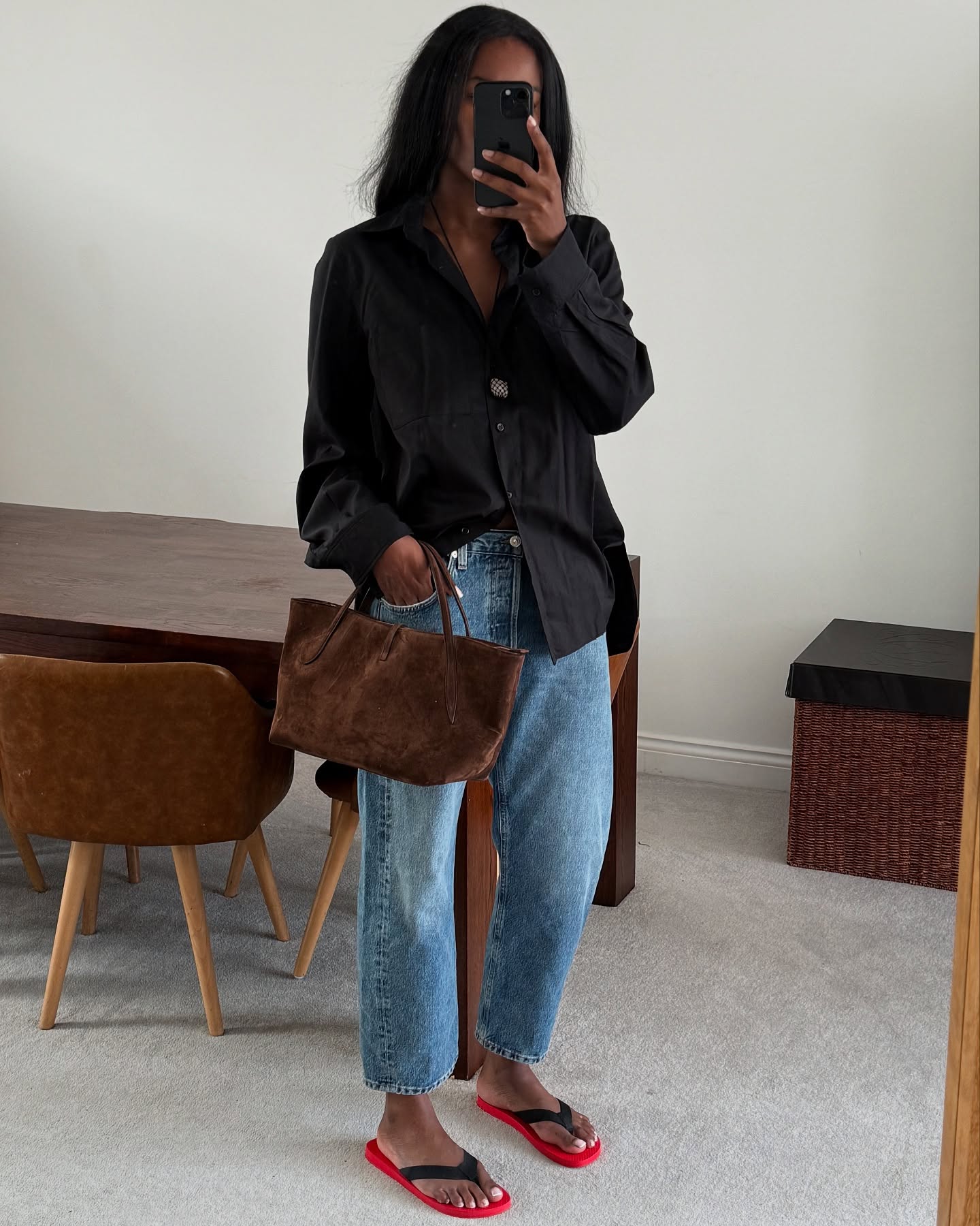 An image of @nlmarilyn wearing The Row Dune flip flop sandals, one of the 'it' sandals of 2025.