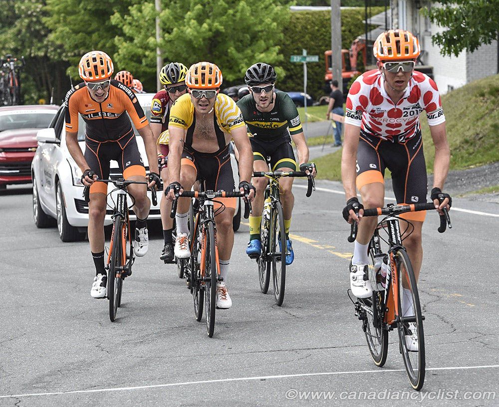 Race leader Alec Cowan (Silber) struggled on the climb