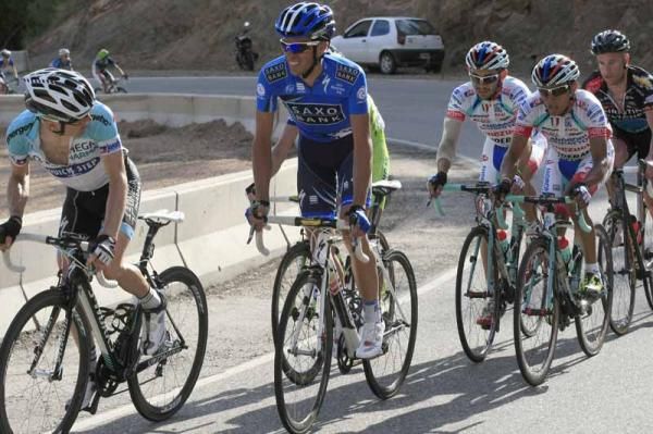 Alberto Contador (SaxoBank) and Levi Leipheimer (Omega Pharma-QuickStep) play games