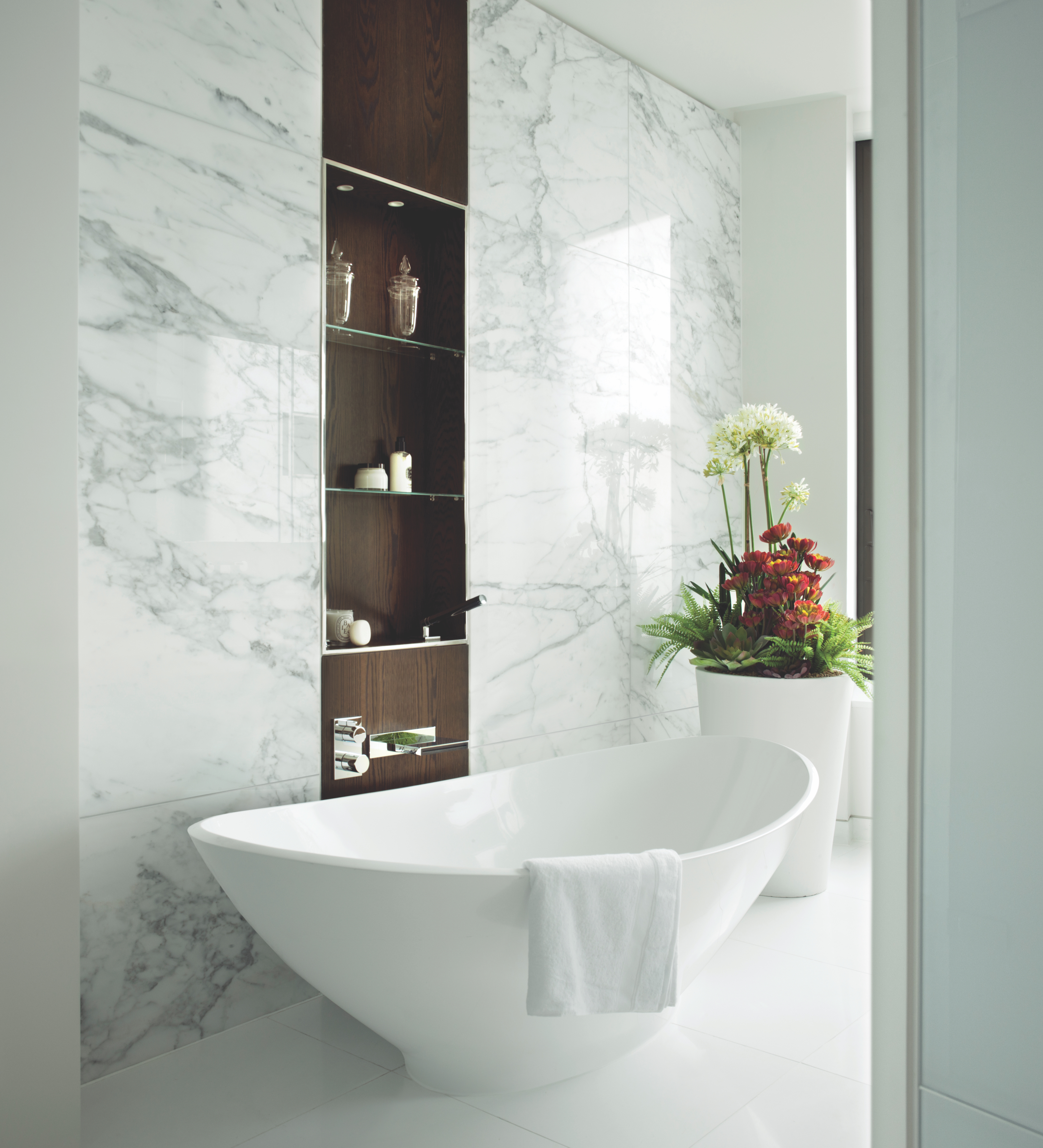 egg-shape bathroom in white and marble bathroom