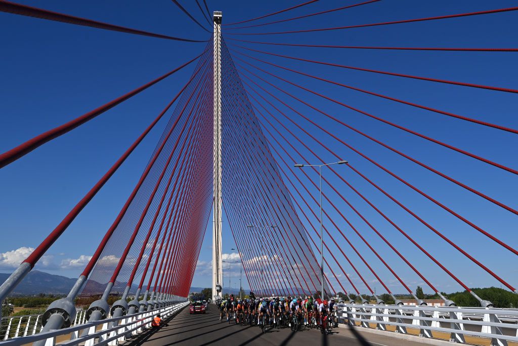 TALAVERA DE LA REINA SPAIN SEPTEMBER 09 A general view of the peloton passing through the Bridge Puente de CastillaLa Mancha during the 77th Tour of Spain 2022 Stage 19 a 1383km stage from Talavera de la Reina to Talavera de la Reina LaVuelta22 WorldTour on September 09 2022 in Talavera de la Reina Spain Photo by Justin SetterfieldGetty Images