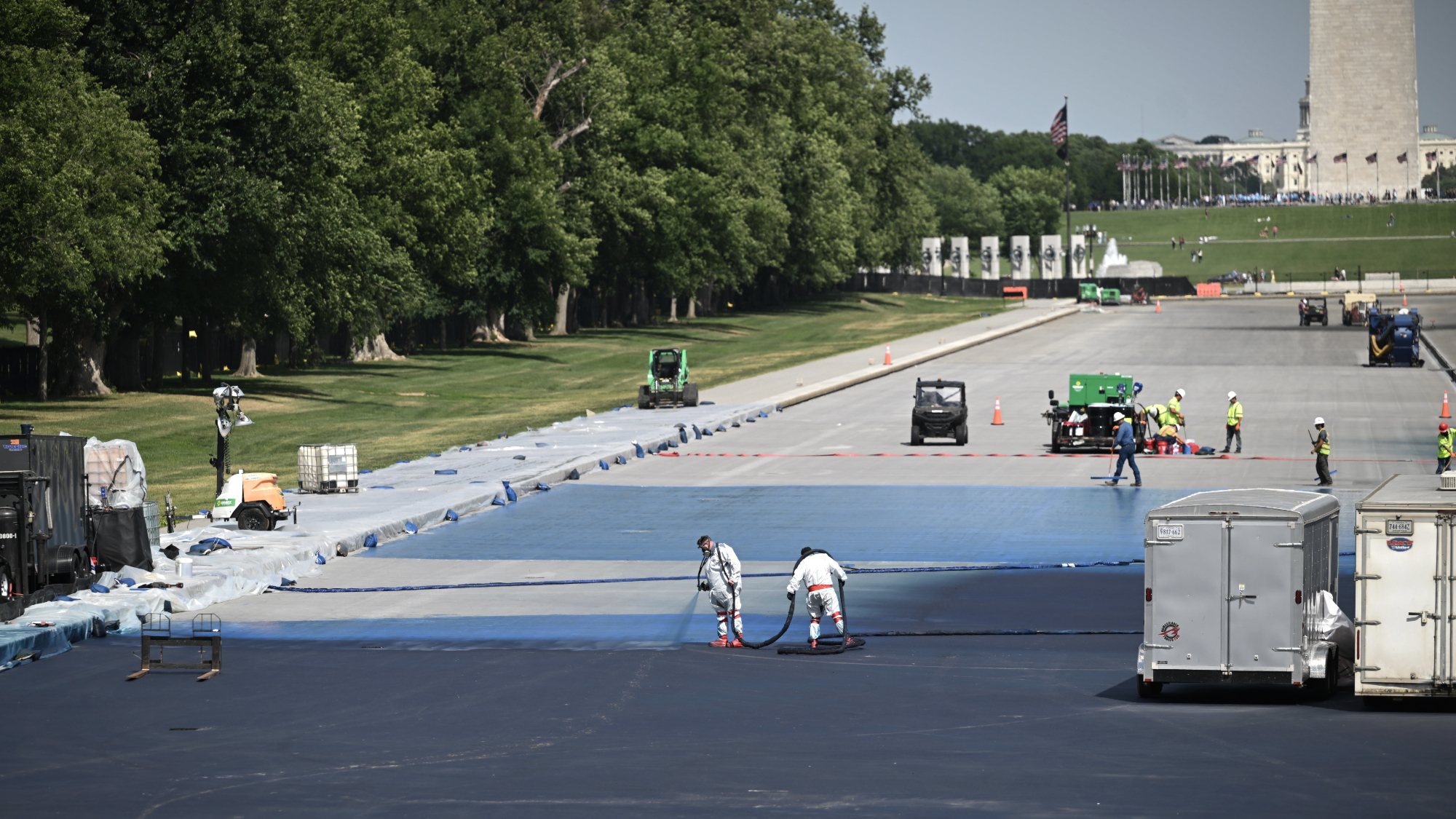 Painter coats Lincoln Memorial Reflecting Pool in blue