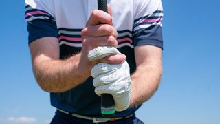 Interlocking golf grip to combine your hands