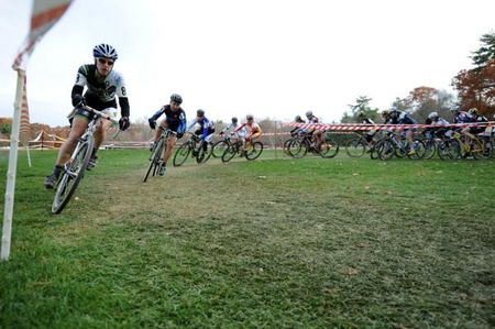 Sara Bresnick-Zocchi (crossresults.com p/b JRA Cycles) leads the pack on the first lap.