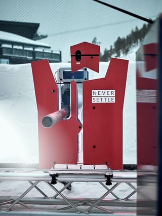 OnePlus Snowbot -lumipallorobotti