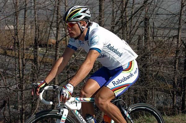 Oscar Freire (Rabobank) doesn't look very happy about having to wear the ProTour leader jersey.