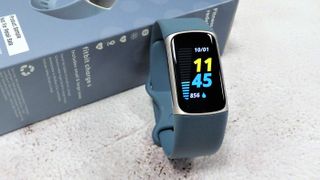 Fitbit Charge 5 med tændt skærm 
