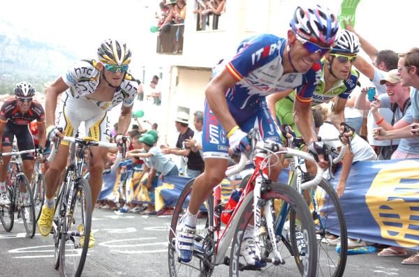 Joaquin Rodriguez (Katusha) with Peter Velits (HTC-Columbia) and Vincenzo Nibali (Liquigas-Doimo) for company.