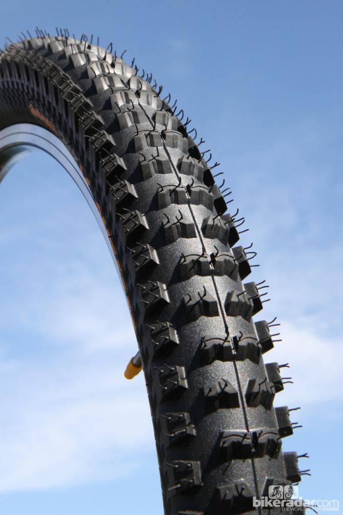 The new Continental Kaiser Projekt 2.4 is a "full boat DH" race tire developed with Gee Atherton (GT). Billed as an all-conditions tread, the new Kaiser Projekt 2.4 features a more linear shoulder tread than the Baron and a faster rolling, aggressively ramped center tread.