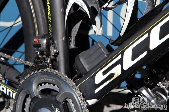 Most of the Orica-Greenedge Scott Foils have internal batteries but the bike of Simon Gerrans has a conventionally mounted pack.