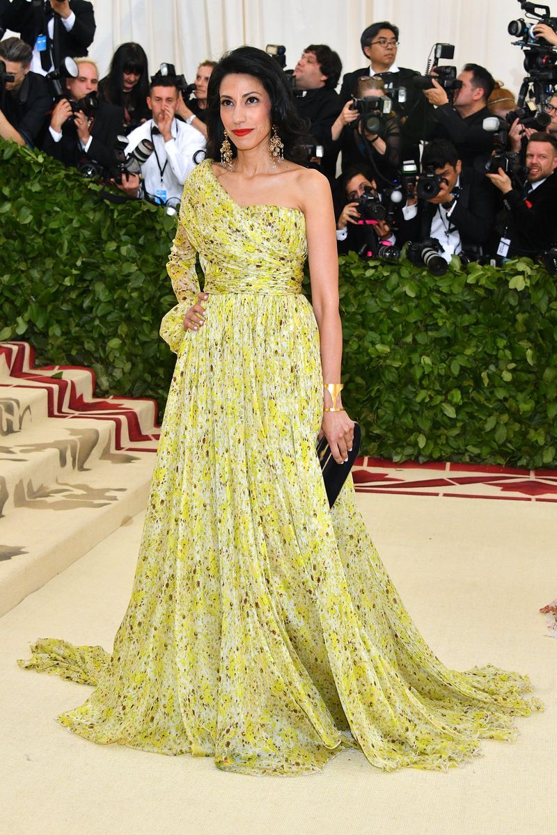 Dress, Clothing, Fashion model, Shoulder, Gown, Fashion, Yellow, Joint, Red carpet, A-line,