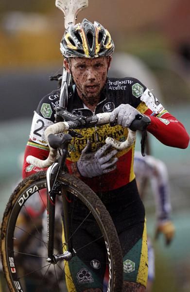Sven Nys (Landbouwkrediet - Colnago) shoulders his bike.