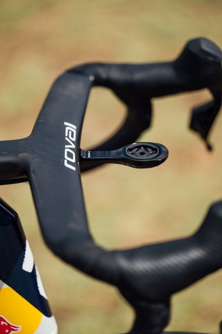 A carbon fibre Roval Rapide handlebar fitted with a computer mount