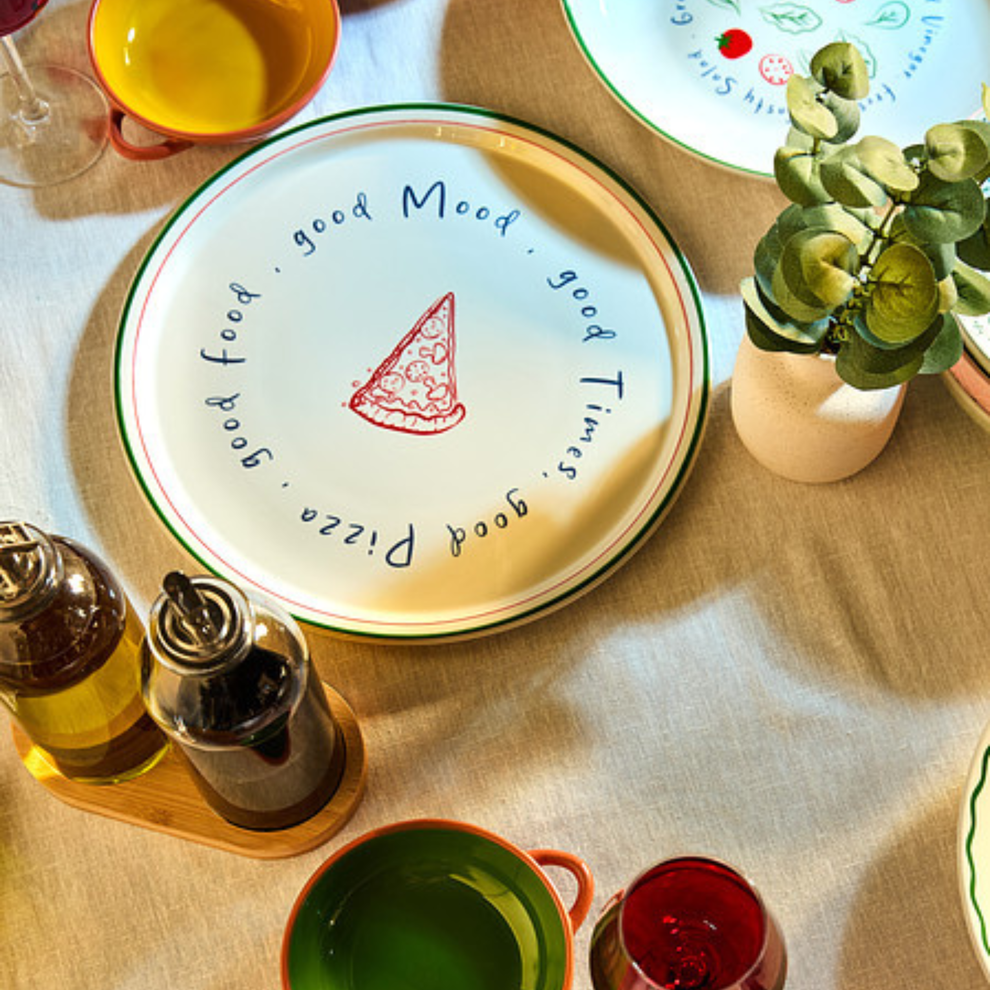 B&amp;amp;M pizza plate on a table.