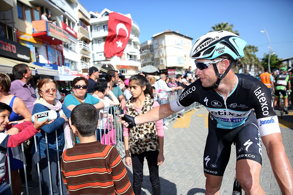 Mark Renshaw (Etixx-QuickStep) greets some fans.
