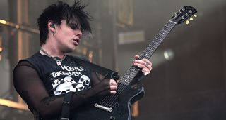 Yungblud solos on a black Gibson Les Paul Jr Doublecut at a festival appearance in the Netherlands.