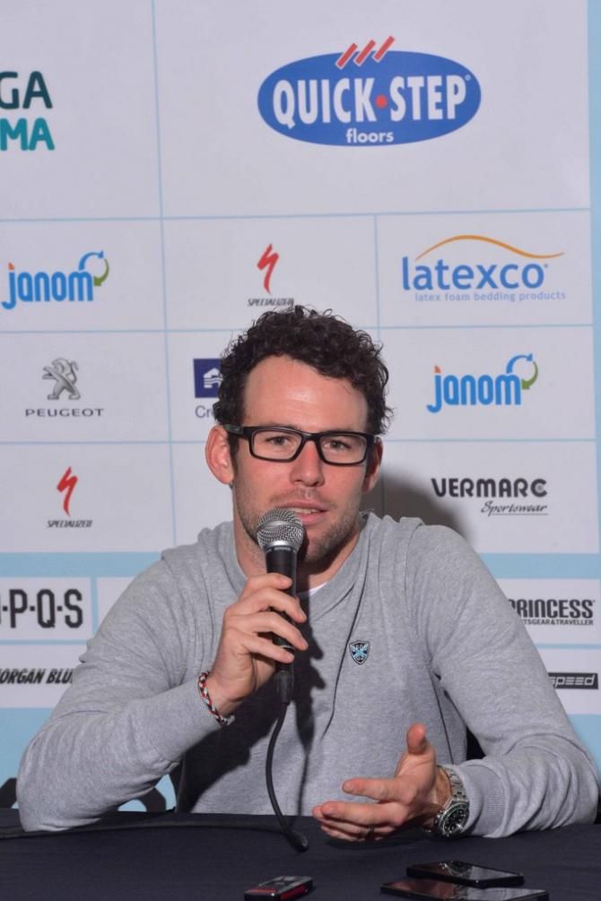Mark Cavendish explaing how he Iljo Keisse are going to win the Six Days of Ghent