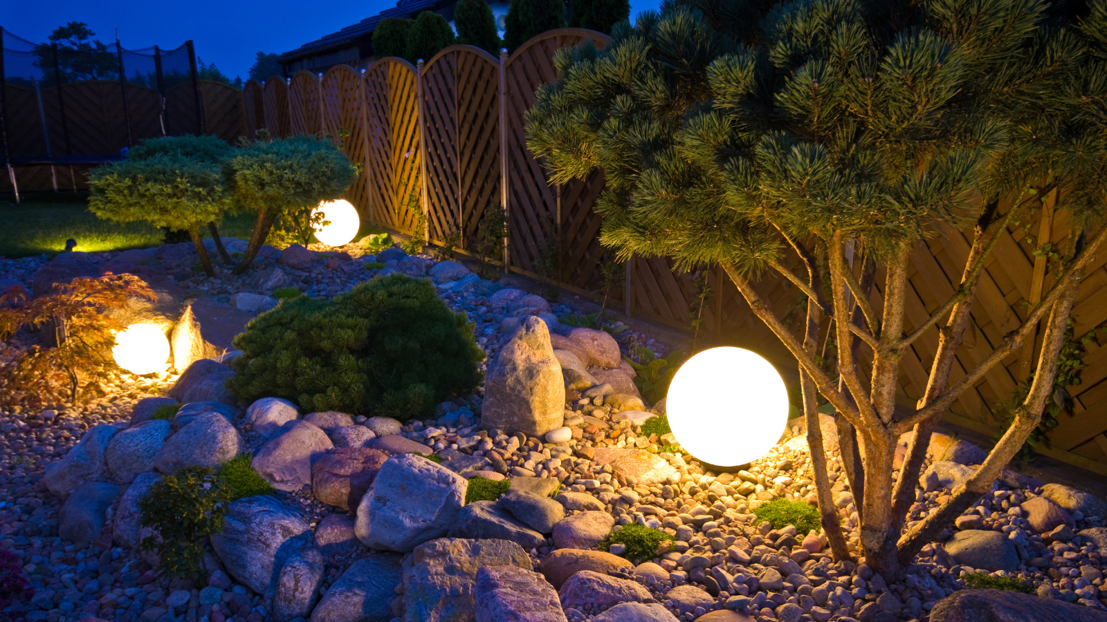 Garden with round outoor lights on stones