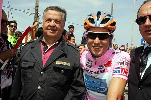 Vande Velde with Renato Pozzetto at the start.