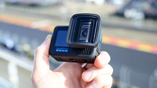 GoPro Hero 13 Black en una mano