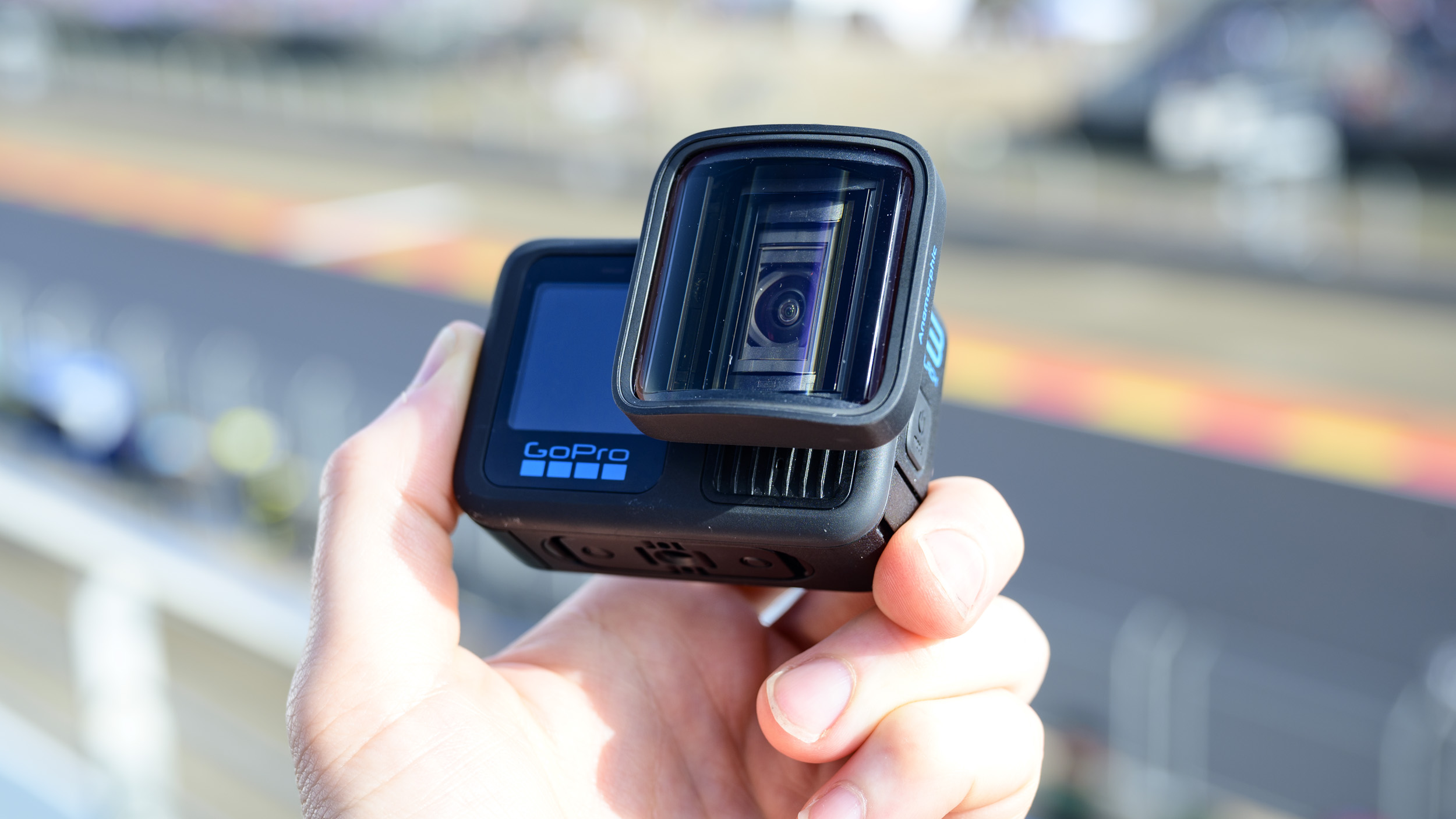 GoPro Hero 13 Black di tangan