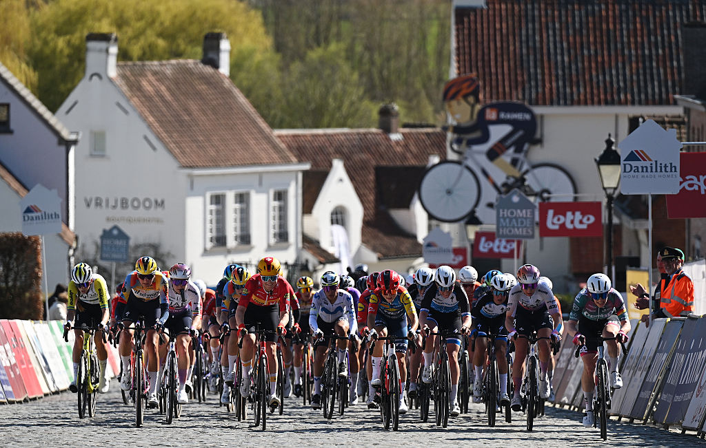 NOKERE, BÉLGICA - 18 DE MARZO: Una vista general del pelotón que compite durante la séptima Danilith Nokere Koerse 2026, Elite femenina, una carrera de un día de 133,3 km desde Deinze a Nokere / #UCIWWT / el 18 de marzo de 2026 en Nokere, Bélgica. (Foto de Luc Claessen/Getty Images)