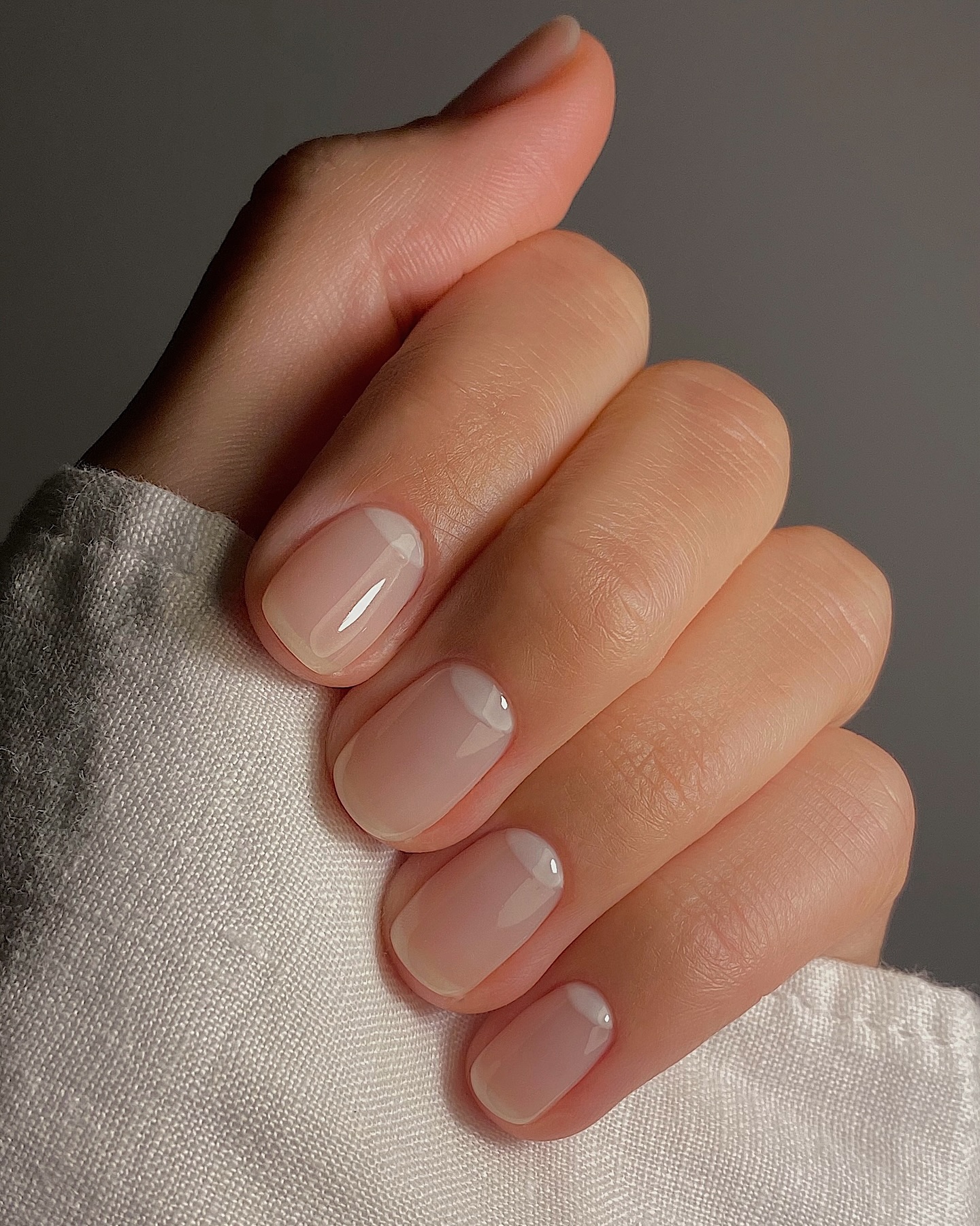 Short nails with a jelly finish.
