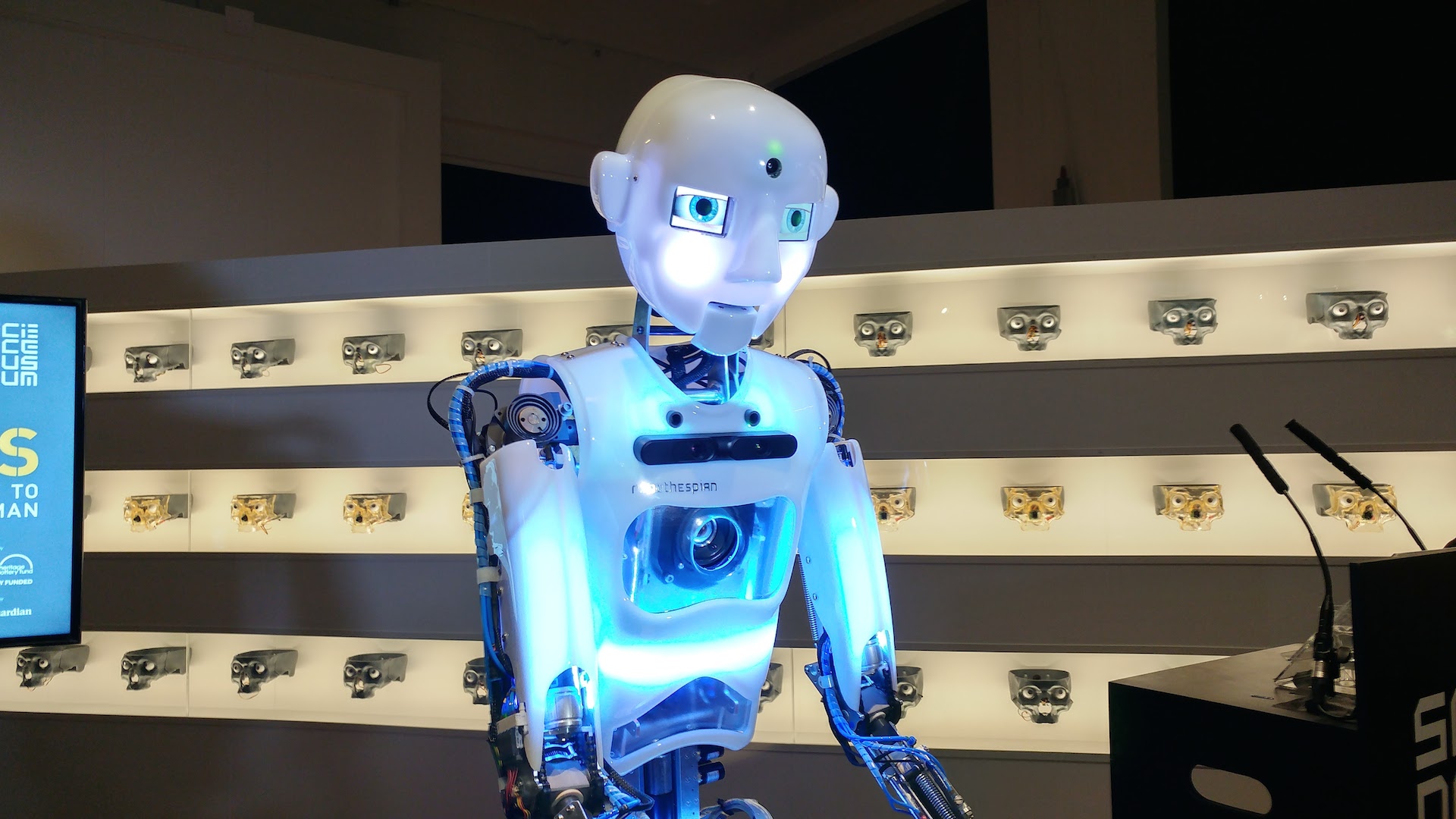 Работы и технологии робот. Робот помогает человеку. Бесполезный робот. Ламповые технологии робот. Робот для вашего заведения.