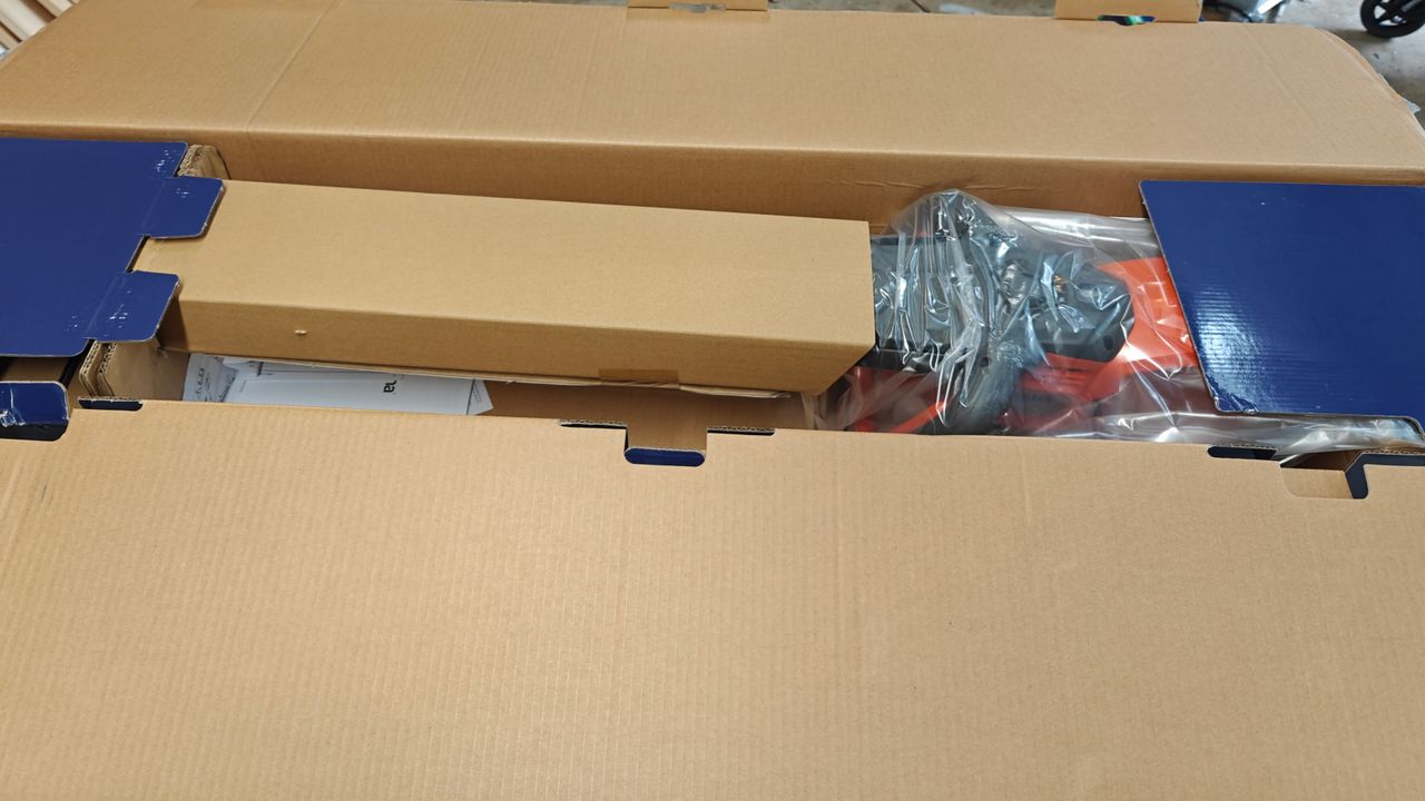 opening the box to the Husqvarna Hedge Master 320iHD60