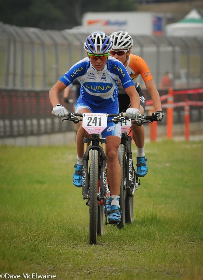 Katerina Nash (Luna) leading Vos with two laps to go