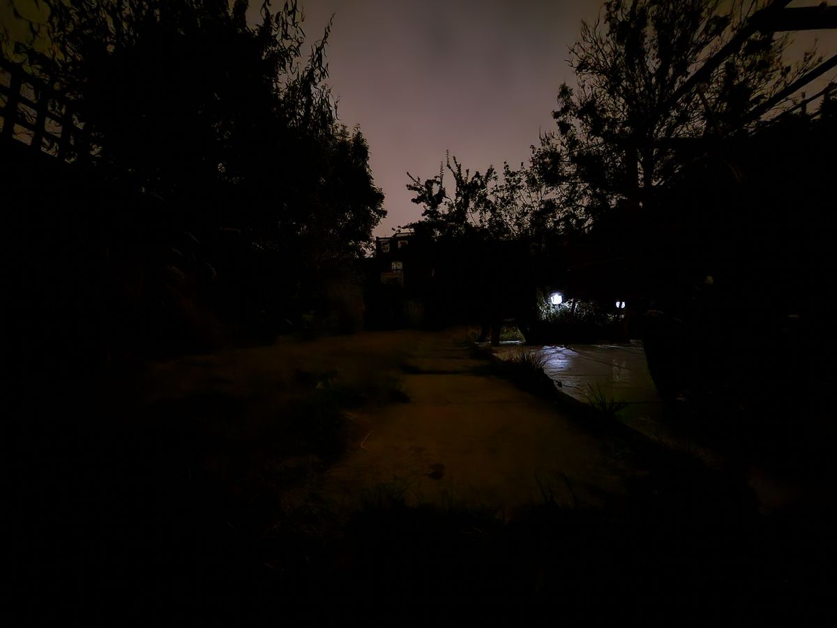 Samsung Galaxy Z Flip 4 camera sample low light main
