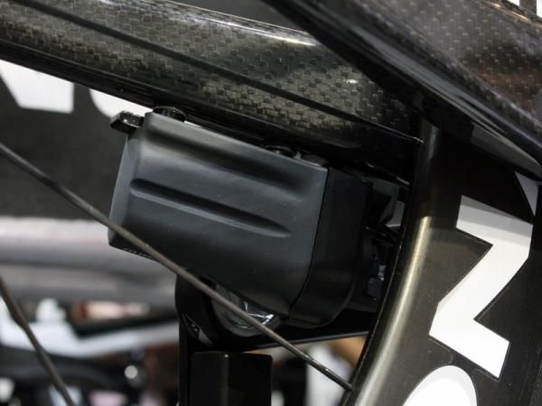 The battery is neatly tucked away on the non-driveside chain stay.