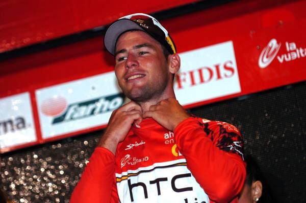 Mark Cavendish adjust his Vuelta leader's jersey