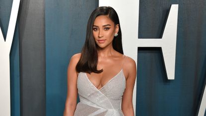 Shay Mitchell attends the 2020 Vanity Fair Oscar party hosted by Radhika Jones at Wallis Annenberg Center for the Performing Arts on February 09, 2020 in Beverly Hills, California