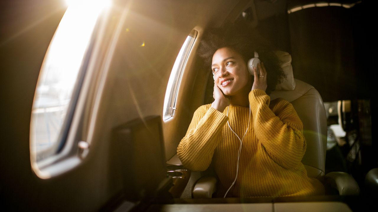 Woman silling on a plane looking out the window