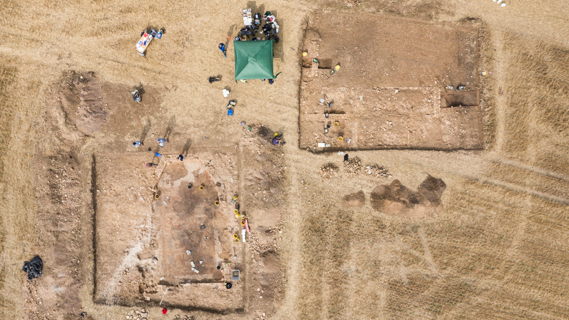 Die Ausgrabung des Speisesaals (Triclinium) links und eines angrenzenden Gebäudes aus der Luft gesehen.