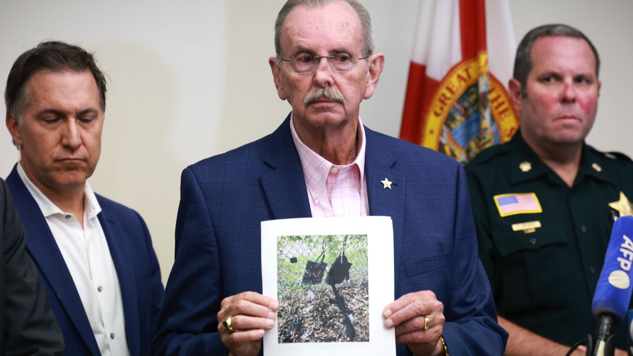 Palm Beach sheriff shows photo of rifle and backpack gunman left at Donald Trump&#039;s golf course