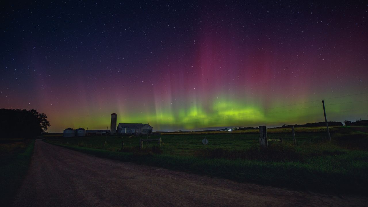 Aurora borealis over southern Ontario.